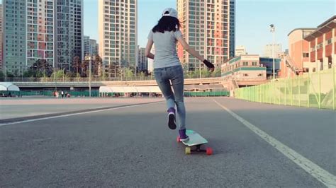 Hyo Joo Ko Danse Sur Un Longboard Video Tout Rien