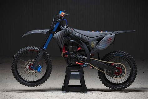 Några av dem är en ny insprutningsmotor, ett lättare och smalare chassi och en helt ny plastdesign. 2019 Kawasaki KX 450 3D Core Dirt Bike | Uncrate