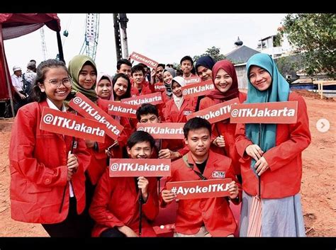 Jadwal harian pelajar yayasan global ikhwan, dimulai dari bangun sebelum shubuh, mandi dan berwudhu, sembahyang tahajjud dan bermunajad kepada allah. JGU | Potret keceriaan mahasiswa ITKJ pada acara Groundbreaking Ceremony of ITKJ Campus ...