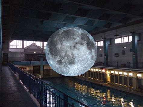 Lénorme Lune Géante Dun Artiste Fait Le Tour Du Monde
