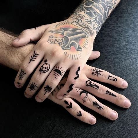 Los tatuajes pequeños suele ser elegidos principalmente por las mujeres. Top 50 Tatuajes en la mano para hombre/mujer 🥇 | TodoTatuajes