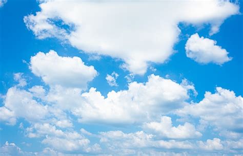 Cielo Azul Y Nubes Brillantes Foto Premium