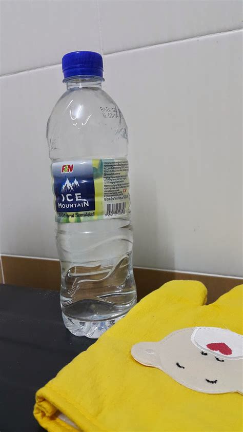Minumlah air putih secara rutin setiap hari minimal 2 liter atau 8 gelas air. Tips Minum Air Kosong 3 Liter Sehari. ~ ..MisH LolLyPurp..