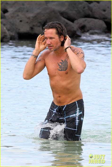 Keith Urban Puts His Shirtless Body On Display While Getting Wet In The Ocean Photo 3258345