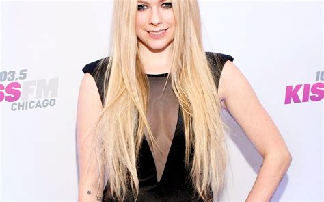 Avril Lavigne Updates Fans On Lyme Disease Battle In New Pic