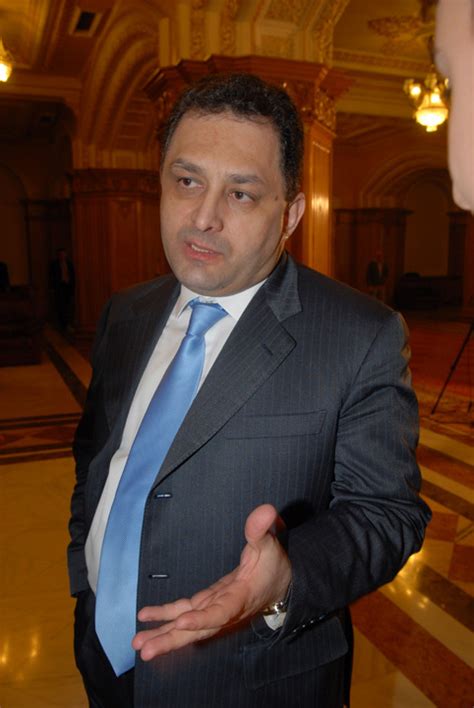 Alexandru nu este deocamdata tentat de politica cat despre odrasla, marian vanghelie este intelegator cu alexandru. Vanghelie ar pleca in cautarea lui Ghita | Ziarul National