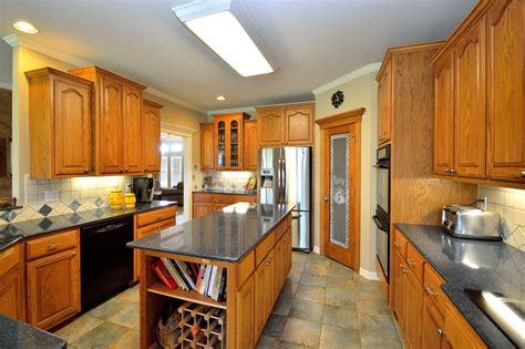 Kitchens With Oak Cabinets Tips For Designing And Decorating Kitchen
