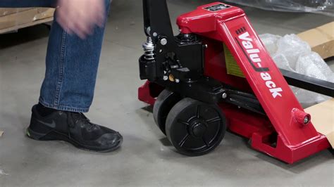 Some simple steps will help a newbie sort through the challenges of how to operate a manual pallet jack well. How-to adjust the handle on your pallet jack - YouTube
