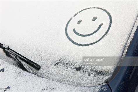 Smiley Face In Snow On Car Foto De Stock Getty Images