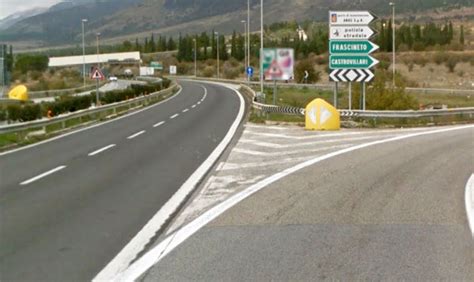 A causare l'incidente una vettura, fiat punto, entrata in autostrada contromano allo svincolo di atena lucana (salerno), che si è scontrata frontalmente con un'altra auto, un'audi a4 station wagon, i cui. Auto contromano in autostrada, sale a due il bilancio dei ...