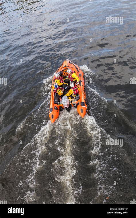 Rnli Lifeboat Crew On A Training Exercise In A Dinghy At Teddington