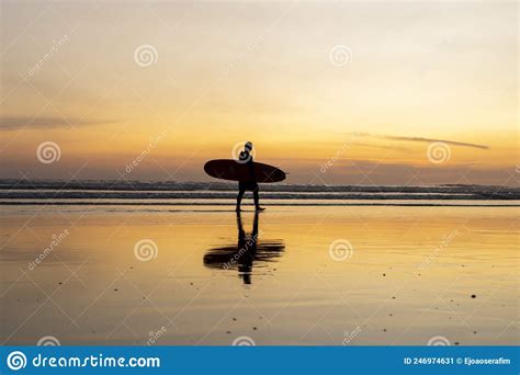Surfista En La Playa Al Atardecer Silueta De Surf Del Hombre Caminando