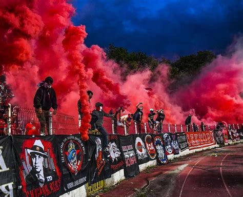 Pin By Zsolt Reti On Ultras In World Smoke Flares Pyro Sofia
