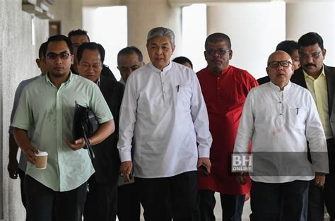 Ahmad zahid hamidi (born 4 january 1953) is a malaysian politician who has served as 8th president of the united malays national organisation (umno) and 6th chairman the ruling barisan nasional. Kes Zahid Hamidi: Pesara tak tahu cek dibayar ke peguam ...