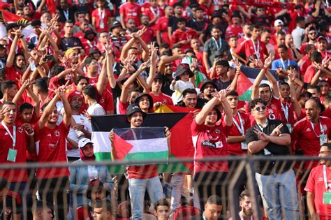 جمهور الأهلي يدعم فلسطين بالدم بالروح الأقصى مش حيروح