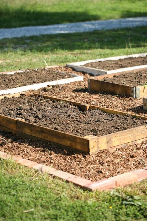 When most gardeners think of raised bed gardening, they picture solid wood frames holding soil and compost in which to grow their plants. How to Make Raised Beds Cheaply From Pallet Wood | Lady Lee's Home