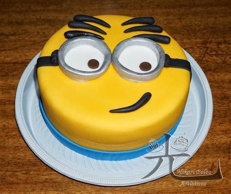 This pink design with the middle minion picking off the daisy petals. Minion round cake | Cakes | Pinterest | Round cakes, Cakes ...