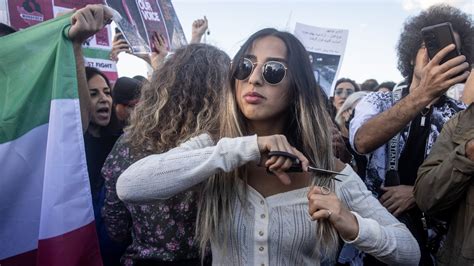 Solidarität Mit Den Protesten Im Iran Frauen Schneiden Sich Haare Ab Nachrichten Wdr