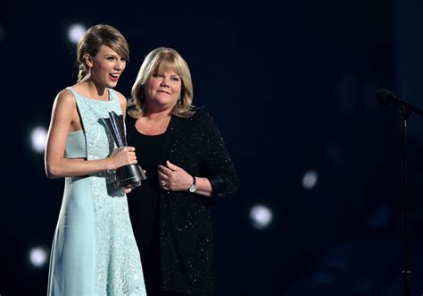 Taylor Swifts Mom Andrea Gives Heartwarming Speech At Acm Awards