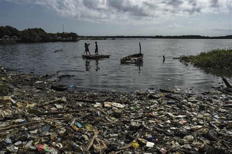 Nicolás Maduro Un constante derrame de crudo Así luce el lago