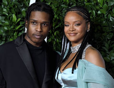 Rihanna, 33, is officially off the market. Rihanna, en couple avec son ex