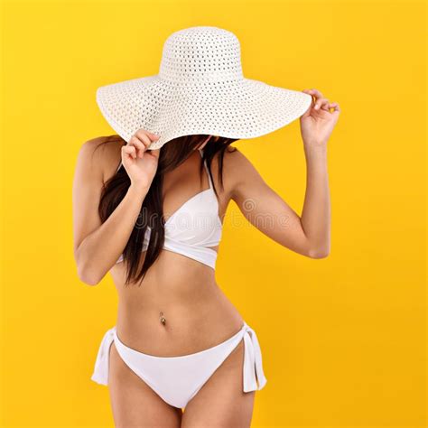 Mujer Atractiva En El Bikini Que Presenta Contra Fondo Amarillo Foto De Archivo Imagen De