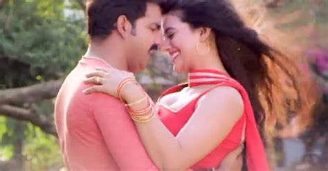 Sexy Video Bhojpuri Actress Akshara Singh Looks Hot In Backless Blouse Dances With Pawan Singh
