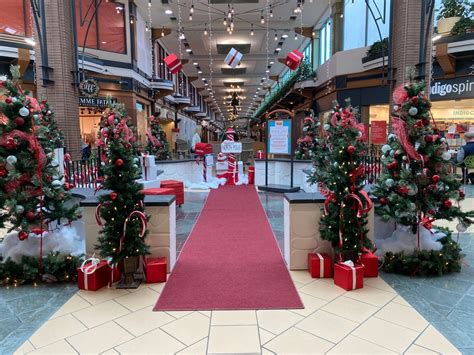 From Holograms To Plexiglas Walls How Santa Comes To The Mall During A