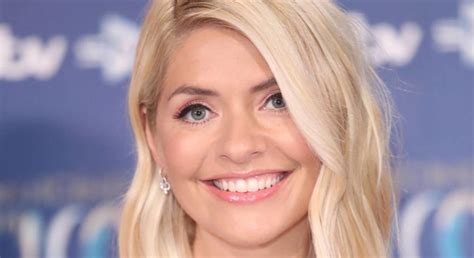 Holly Willoughby Wore £22 Nude Lipstick For Dancing On Ice Final