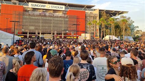 Red Hot Chili Peppers Brisbane Suncorp Crowds Leave Fans Frustrated