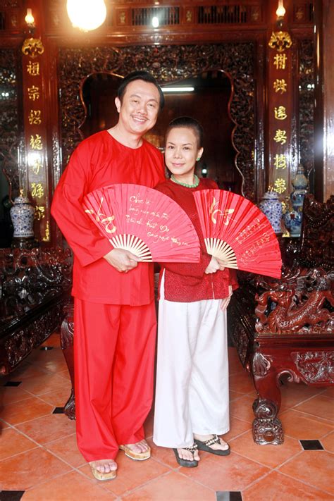 Những năm tháng nam danh hài sống một mình ở việt nam, việt hương. "Vợ chồng" Hoài Linh - Việt Hương "đối đầu" mùa phim Tết