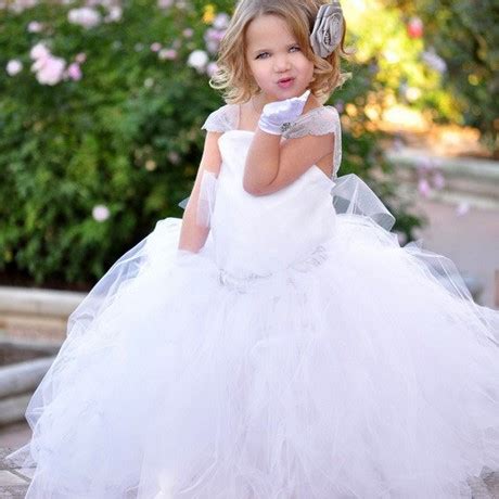 La robe blanche chic et délicate pour les premières grandes occasions des toutes petites. Robe princesse blanche fille
