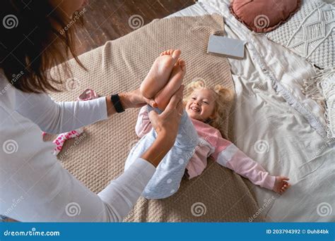 Mam Hace Cosquillas En Los Pies De Sus Hijas La Ni A R E Alegremente Foto De Archivo Imagen