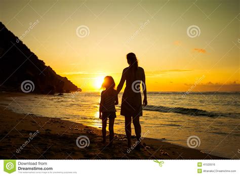 Madre E Hija Que Juegan En La Playa Foto De Archivo Imagen De Cabrito