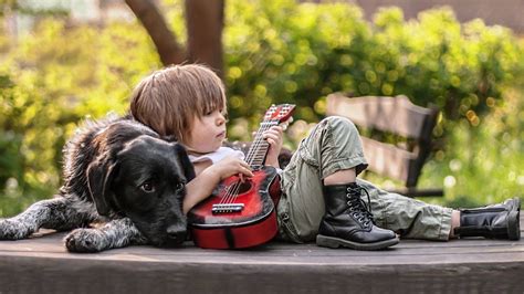 Cute Boy Playing Guitar With Dog Wallpapers Ritratti Di Bambini