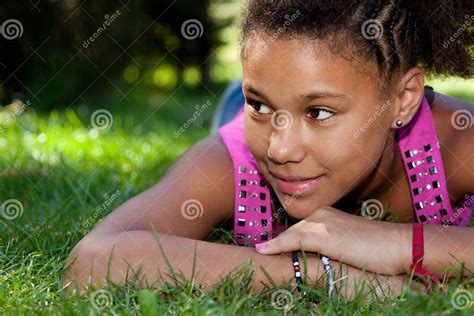 Junge Schwarze Jugendliche Die Auf Dem Gras Liegt Stockbild Bild Von Reizend Mädchen 21527791