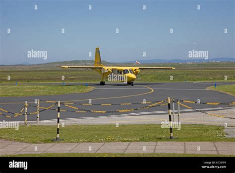 Twin Otter Arrives At Tiree Airport Hebrides Stock Photo Alamy