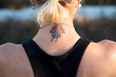 Blonde Woman With Tattoo On The Back Of Her Neck Del Colaborador De