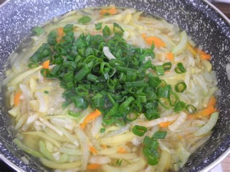 Für diese schnelle und einfache vorspeise werden kartoffeln in gemüsebrühe gekocht und anschließend mit. Vegan : Schnelle geraspelte Kohlrabi - Kartoffel - Suppe ...