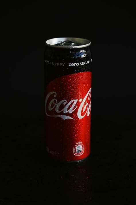Coca Cola Dose Auf Schwarzer Oberfläche · Kostenloses Stock Foto