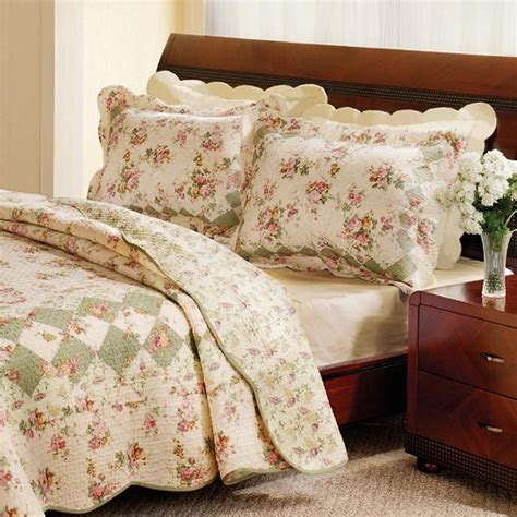 Putting some pot plants give a refreshing nuance. Romantic Vintage Tea Rose Patchwork Quilt Set Romantic ...