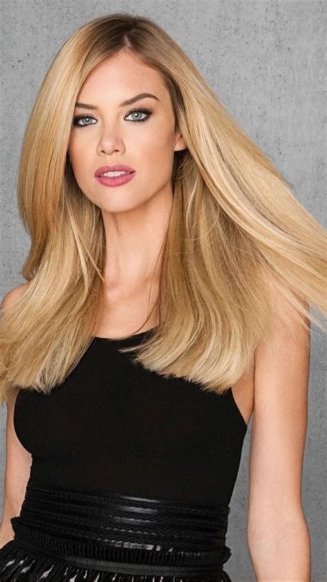 Lisa Rinna Debuts Supermodel Inspired Blonde Hair And Bangs We