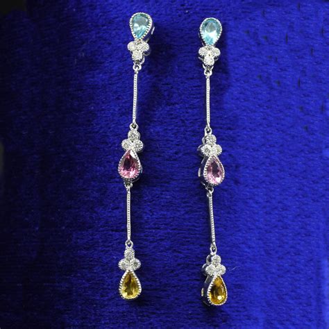 Pendientes con piedras de colores y brillantes. Montados en oro blanco