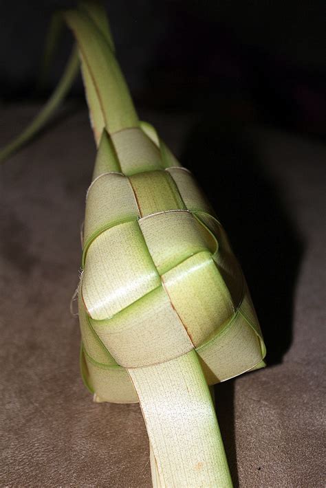 Tipat atau ketupat nasi terbuat dari anyaman daun kelapa muda yang didalamnya berisikan beras.di bali tipat nasi digunakan. make me fresh: Cara menganyam ketupat bawang