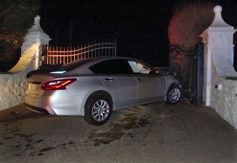Car In Police Chase Crashes Into Gate At Taylor Swifts Home The