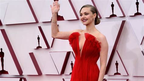 Oscars 2021 13 Major Red Carpet Looks From The Academy Awards Bbc News