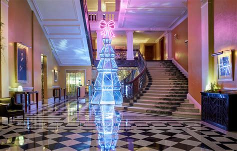Londons Famed Hotel Claridges Has A Gorgeous 17 Feet Tall Christmas