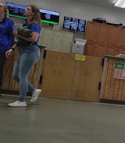 Slim Thick Blonde Strutting Her Amazing Ass Bonus Pawg Tight Jeans Forum