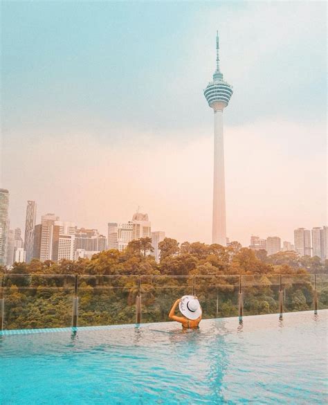Our apartment is located 10 minutes away by taxi/uber which cost you less than 10 ringgits (usd 2) for most touristic locations including petronas twin tower, kl tower, jalan alor night market, changkat bukit bintang and pavilion. Did someone say infinity pool? 🤗⁣ .⁣ In awe of ...