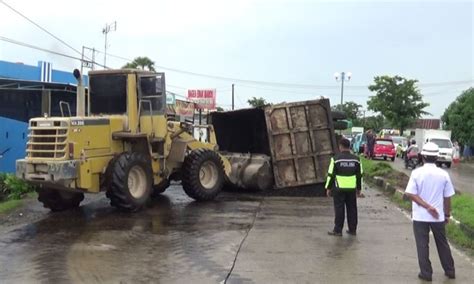 truk batu bara berbobot  ton terbalik  jalan poros trans sulawesi
